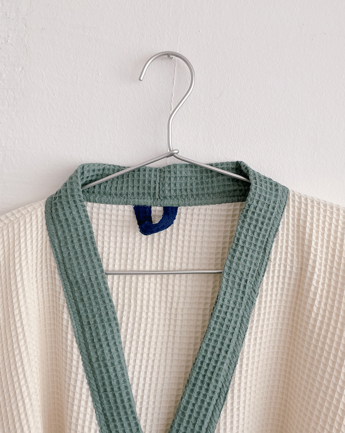 Albornoz-hamabi-zero-waste-blanco-cuello